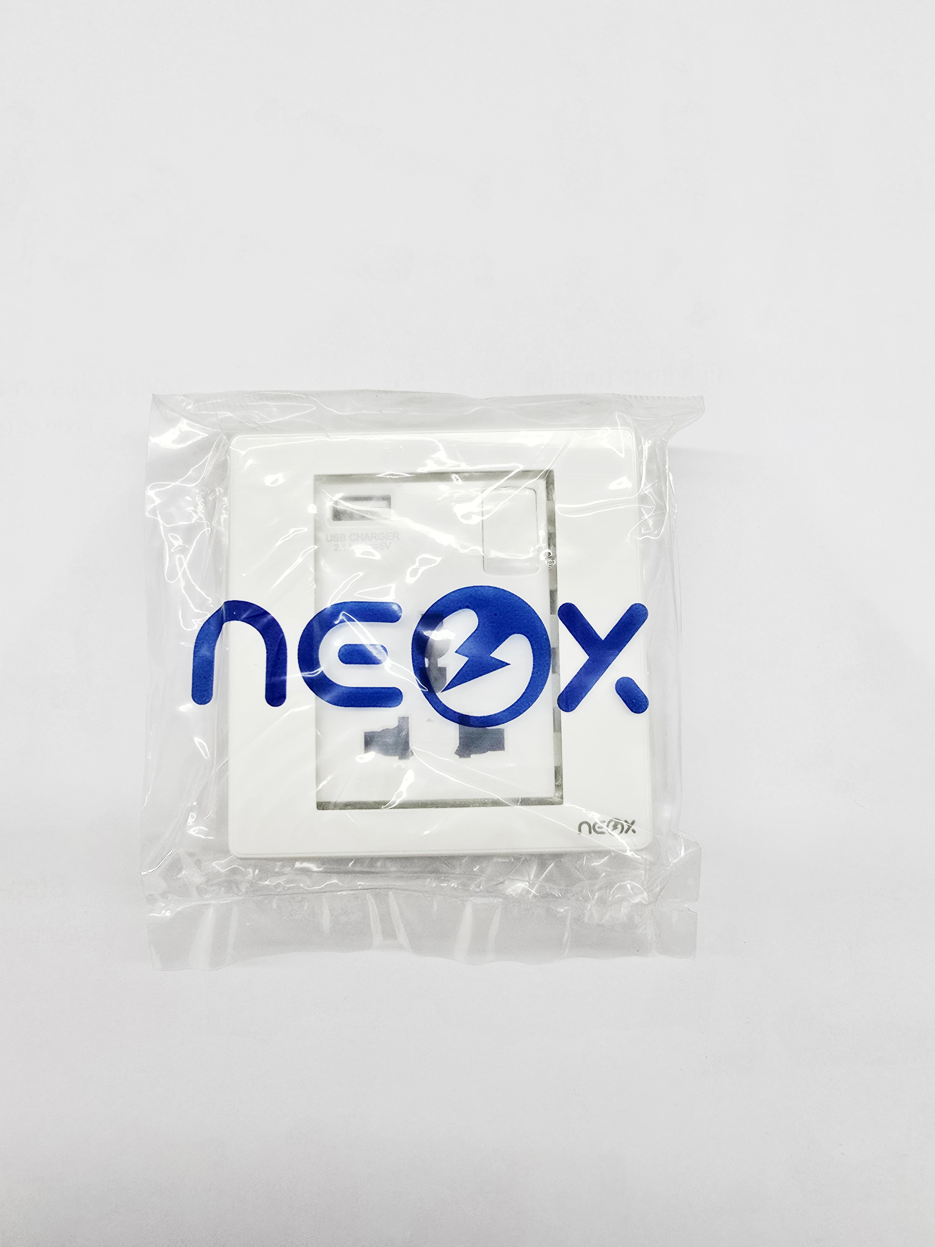 Neox Switched Universal Socket 250V 1Gang 13A W/ 5V,2.1A Usb, Material: Pc Panel&Stainless Steel Sup